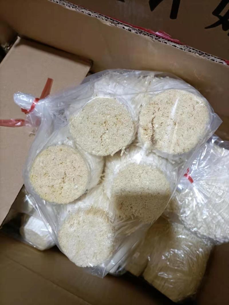 金针菇鲜品以未开伞、鲜嫩、菌柄长15厘米左右，均匀整齐，