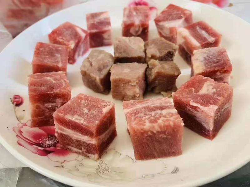 牛肉粒，下锅不散不碎，块整，饭店自助餐火锅，瘦度高