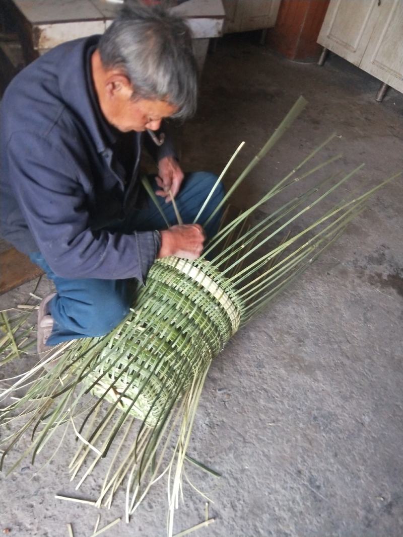传统手工艺编织竹背篓