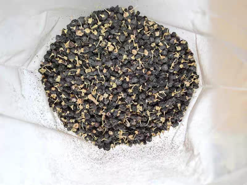 高清特写展示黑枸杞干的颜色与形态,突出其深紫色至黑色的果实外观 黑枸杞干特写