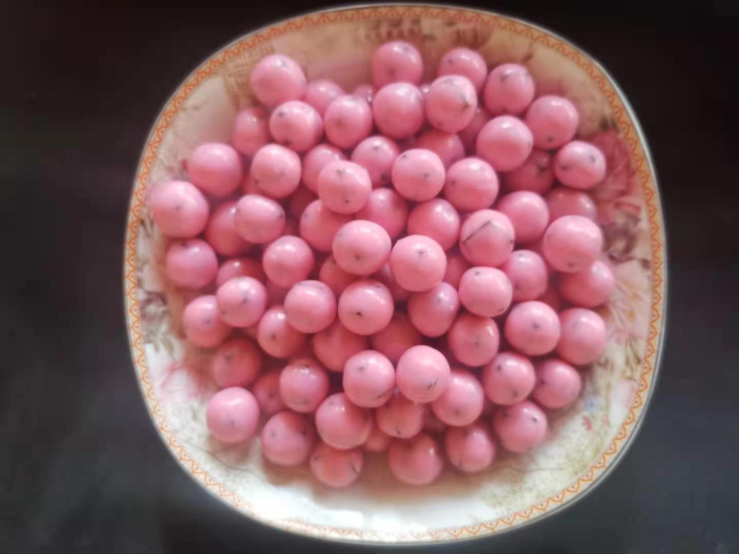 图片说明:一盘色泽红润、质地紧实的山楂条,展现出其作为健康零食的魅力 山楂条产品展示图