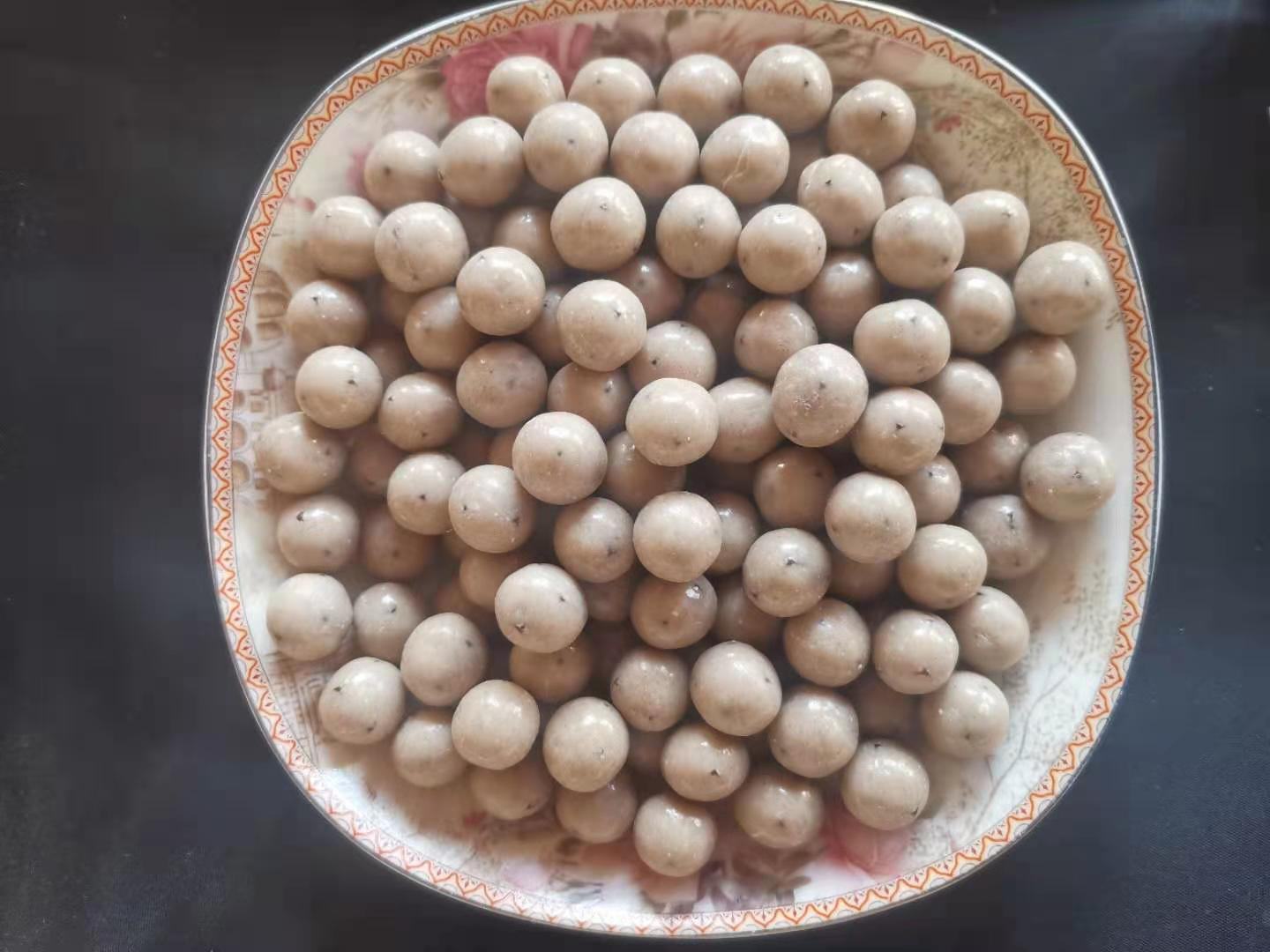 图片说明:一碗清新的山楂白果甜品,盛放在白色瓷碗中,表面略带光泽,呈现出诱人的色泽 山楂白果甜品成品图