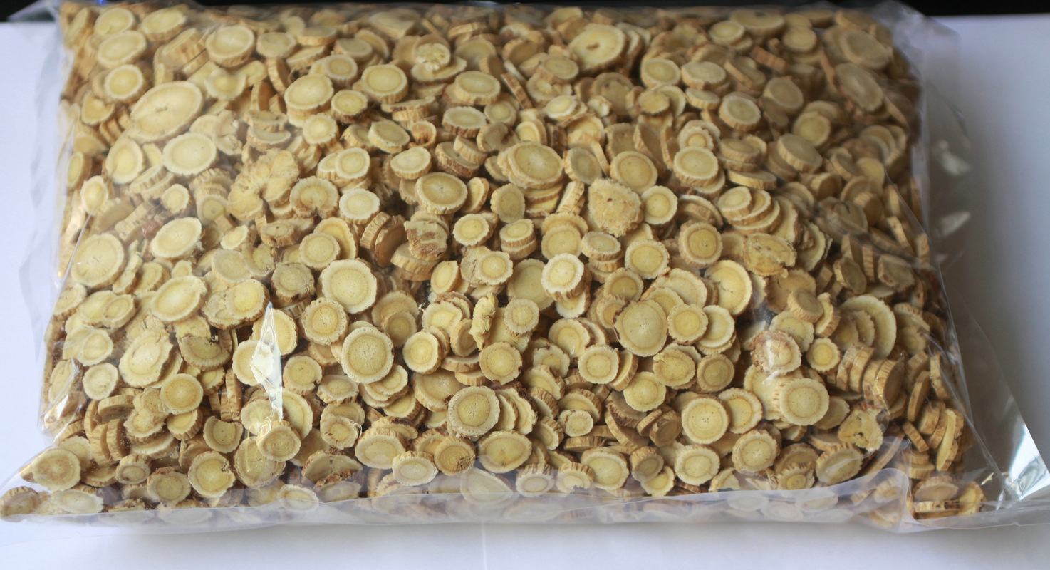 黄芪与桑黄煮好后的成品图,展示清澈药液与药材残渣的对比 黄芪与桑黄煮好后的成品图