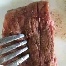 黑椒牛肉排一块多一片。