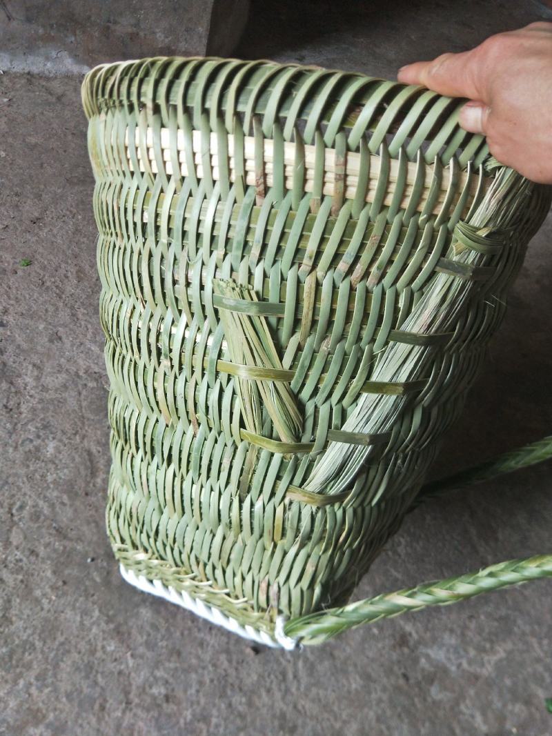 传统手工艺编织竹背篓