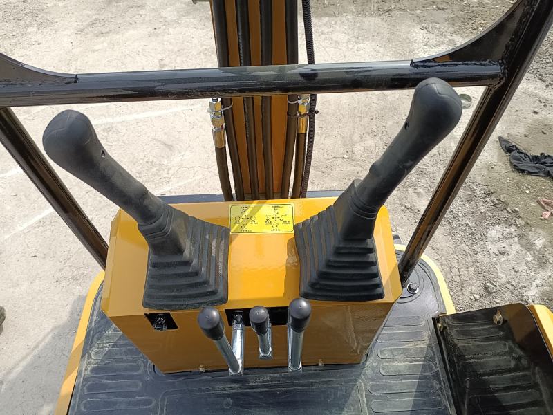 小型挖掘机家用挖土1吨小挖机微型果园农用多功能微挖勾机