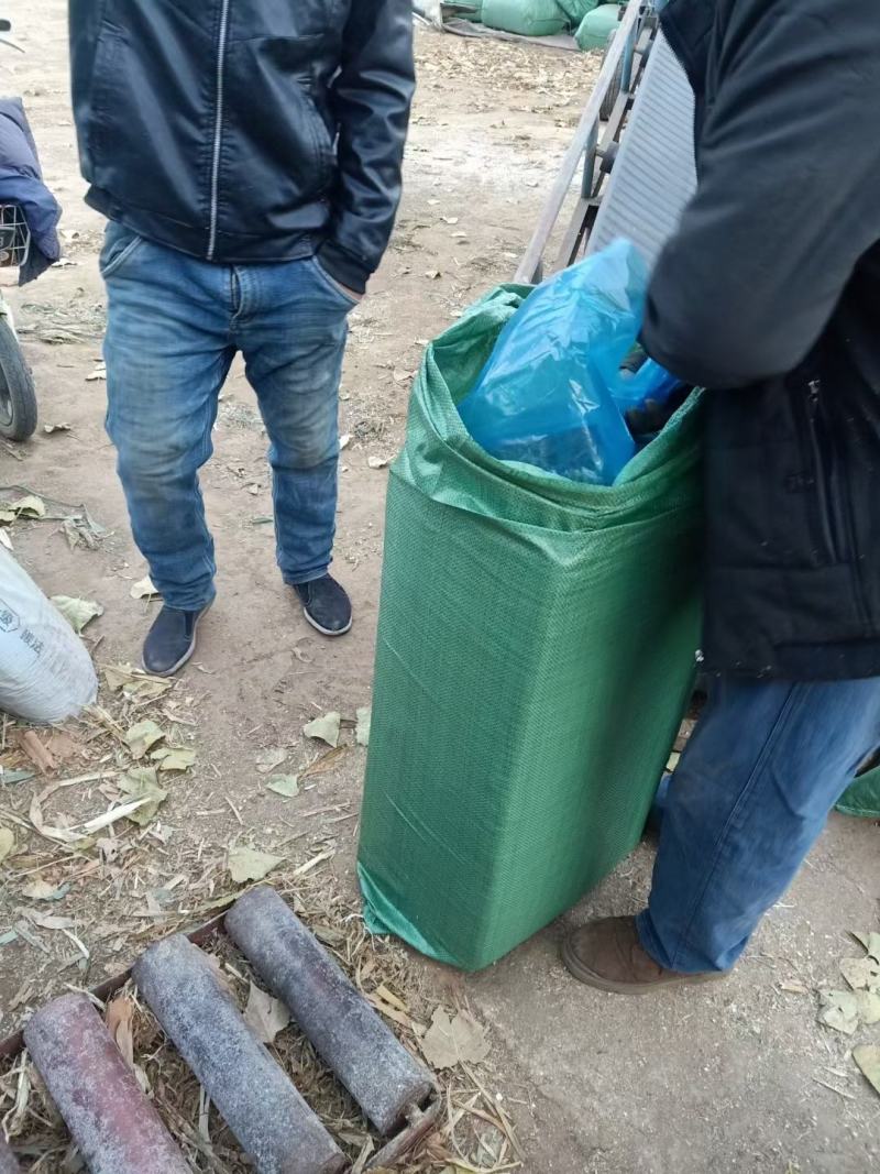 销售秸秆饲料生产设备，液压打包机、流水线粉碎机技术先进可