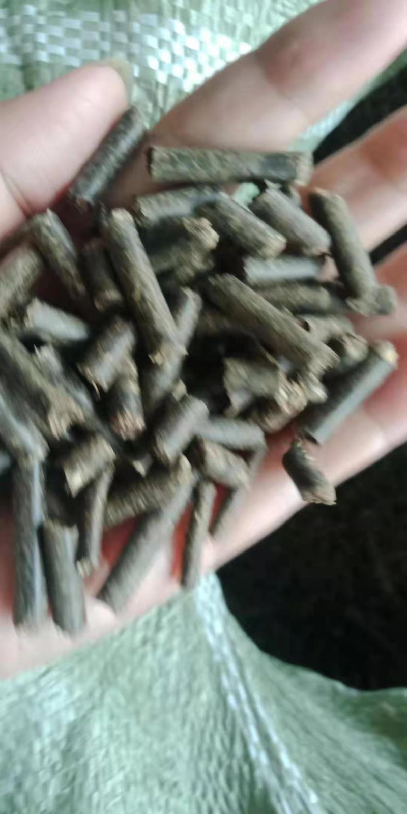 长年出售花生秧牛羊草、花生秧草粉、花生秧颗粒、压块麦秸。