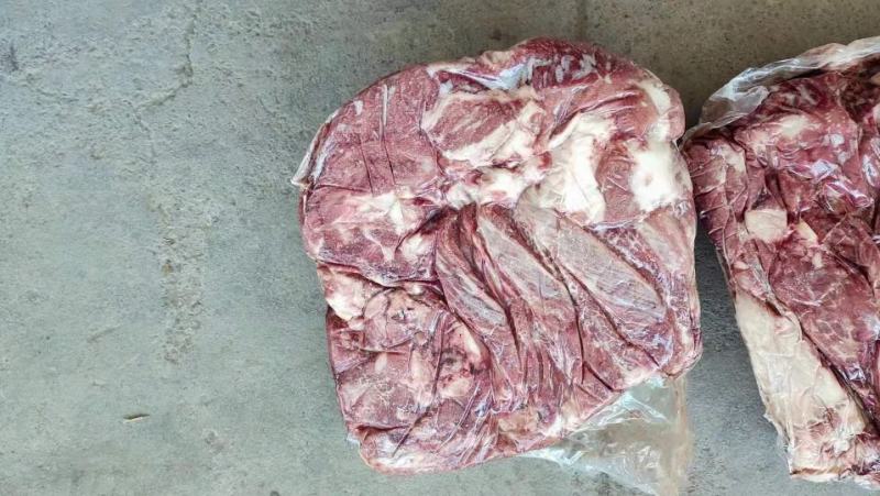 巴西JBS牛肉(背肩)四证齐全，肉质细嫩，含水量少，价格亲民