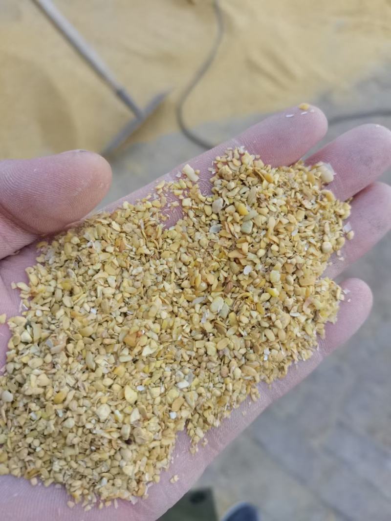 厂家直销精致优选碎豆瓣碎黄豆黄豆皮牛羊猪，鸡鸭鹅饲料厂