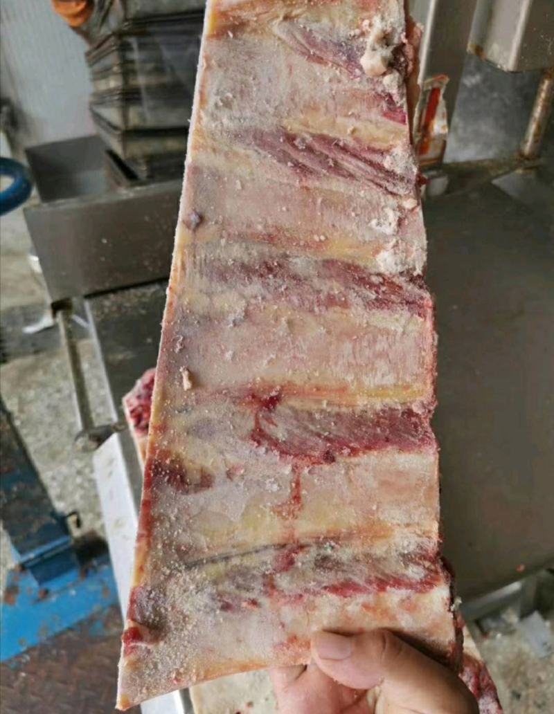 牛排切块，为了广大群众方便食用，全部都是5公分左右的尺寸