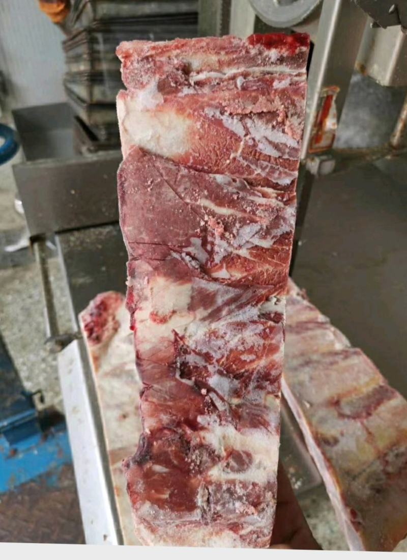牛排切块，为了广大群众方便食用，全部都是5公分左右的尺寸