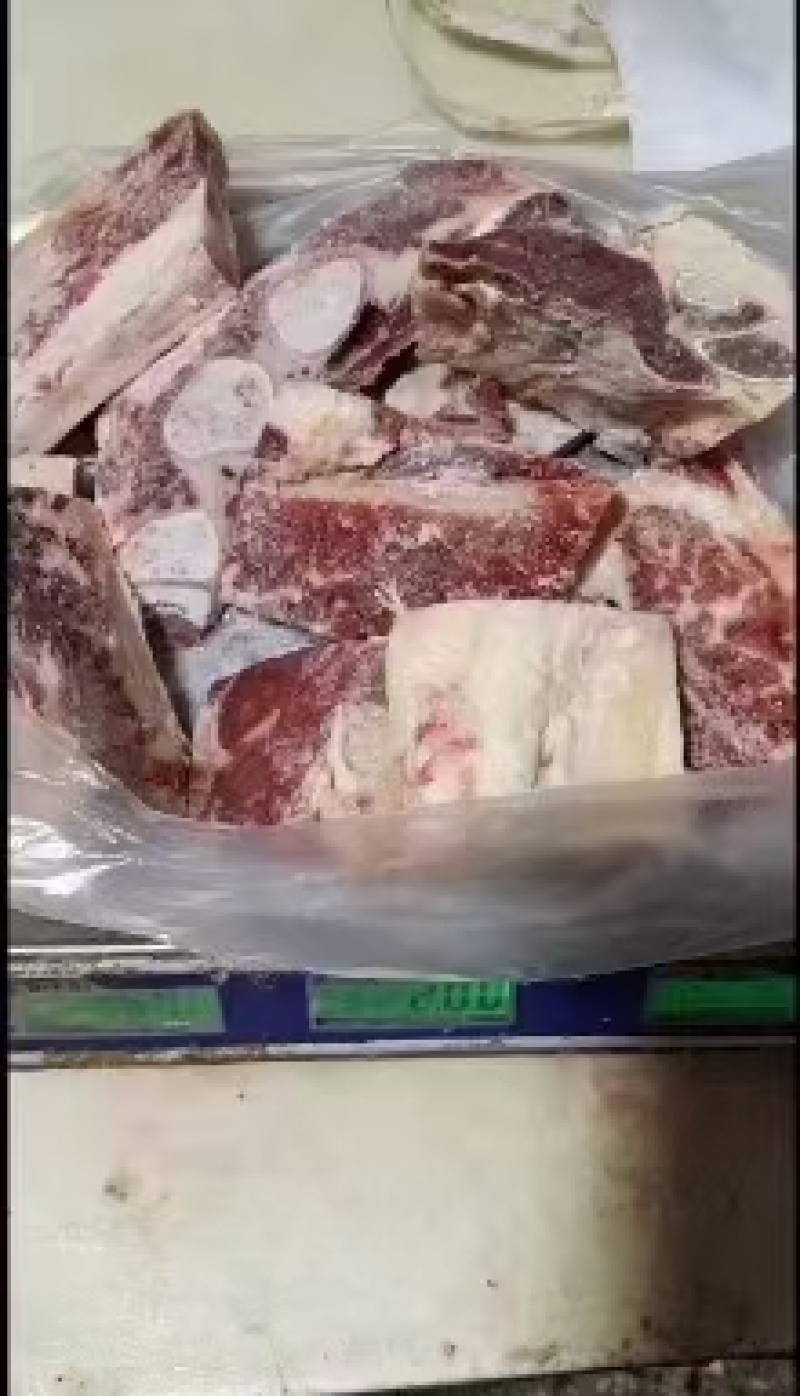牛排切块，为了广大群众方便食用，全部都是5公分左右的尺寸