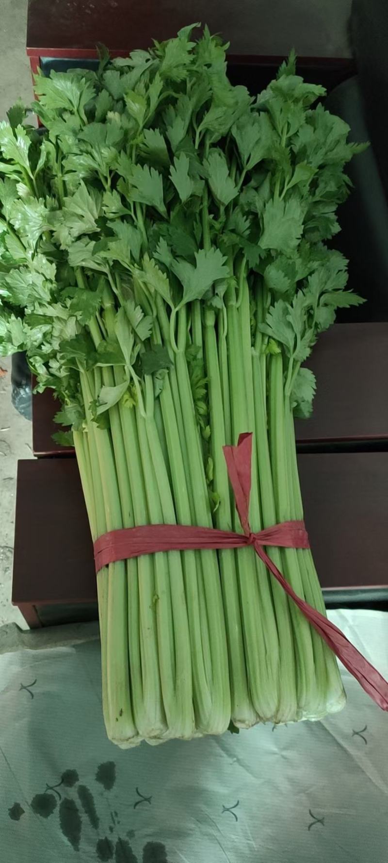 本地精品皇妃芹菜，货源充足，质量保证，根白叶大，色泽翠绿