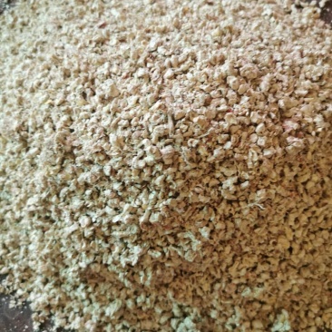 厂家直供压缩玉米芯颗粒花生秧花生秧草粉