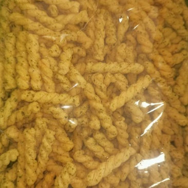 麻花，甜辣。海苔卷，鸡味块