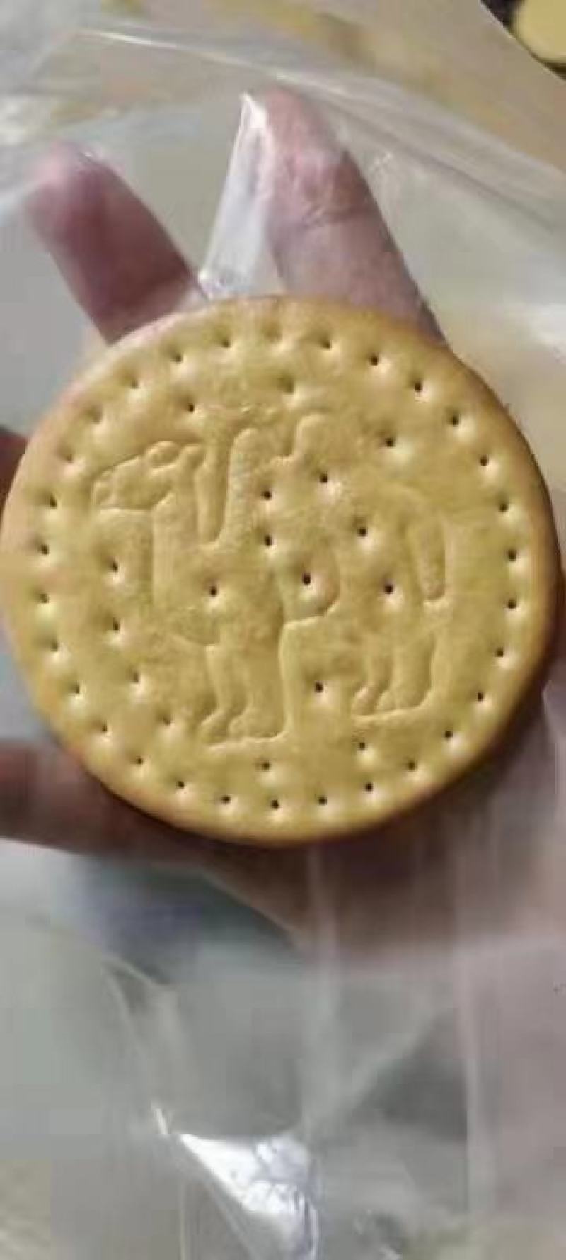 骆驼饼干，产自新疆，奶香味浓厚，库房大量现在，需要的联系