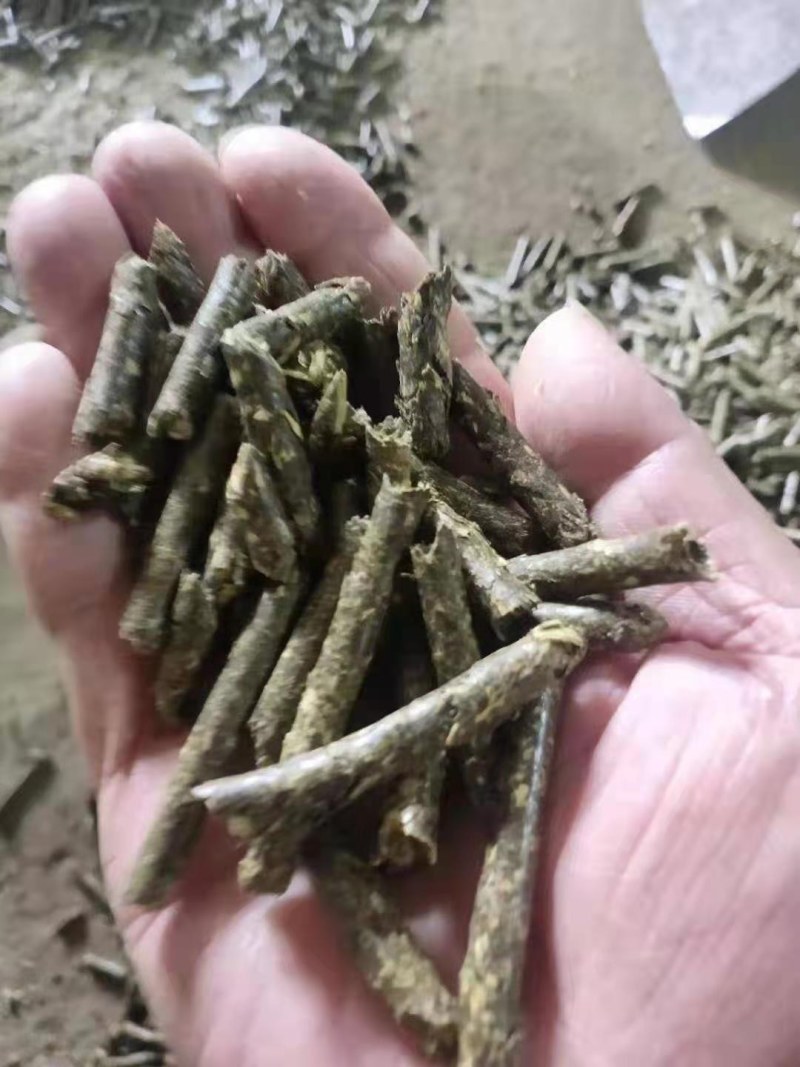 优质花生秧颗粒料，经过高温杀菌，喂养方便快捷，不浪费