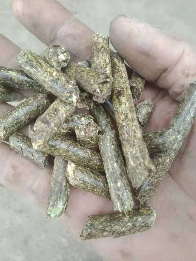 优质花生秧颗粒料，经过高温杀菌，喂养方便快捷，不浪费