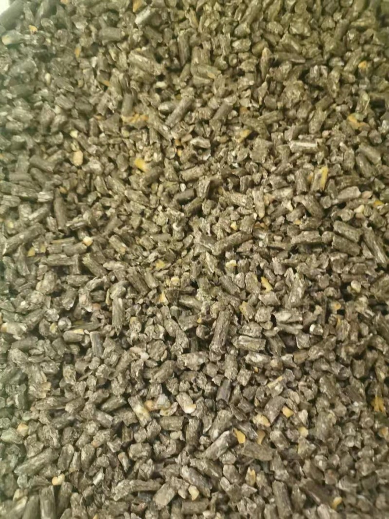 优质花生秧颗粒料，经过高温杀菌，喂养方便快捷，不浪费