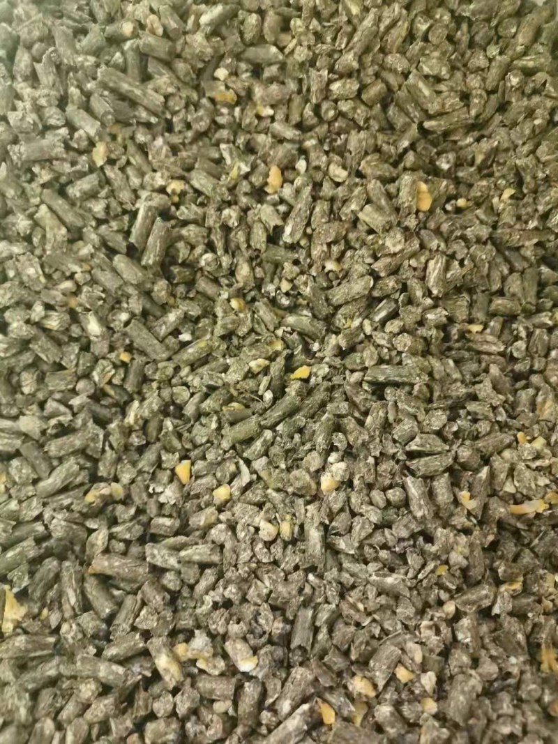 优质花生秧颗粒料，经过高温杀菌，喂养方便快捷，不浪费