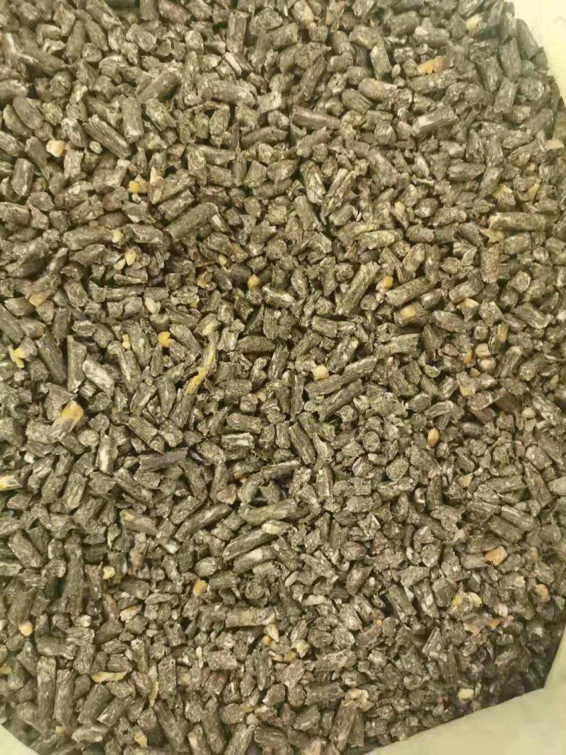 优质花生秧颗粒料，经过高温杀菌，喂养方便快捷，不浪费