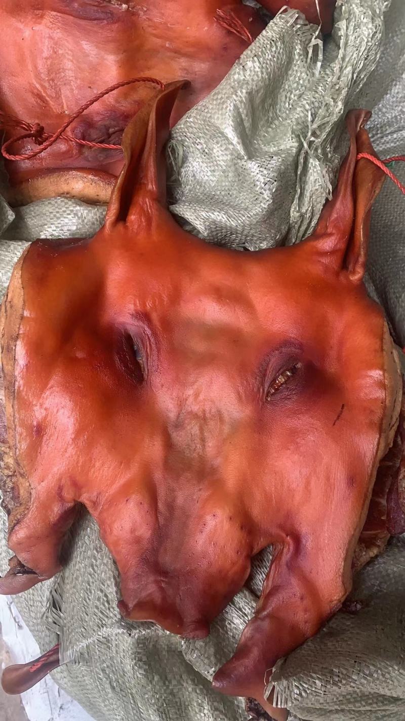 烟熏猪头/带耳猪头肉，纯干的质量保证，大量现货，价格便宜