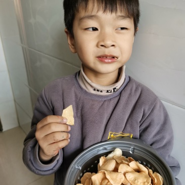土豆片。薯片。油炸了吃。