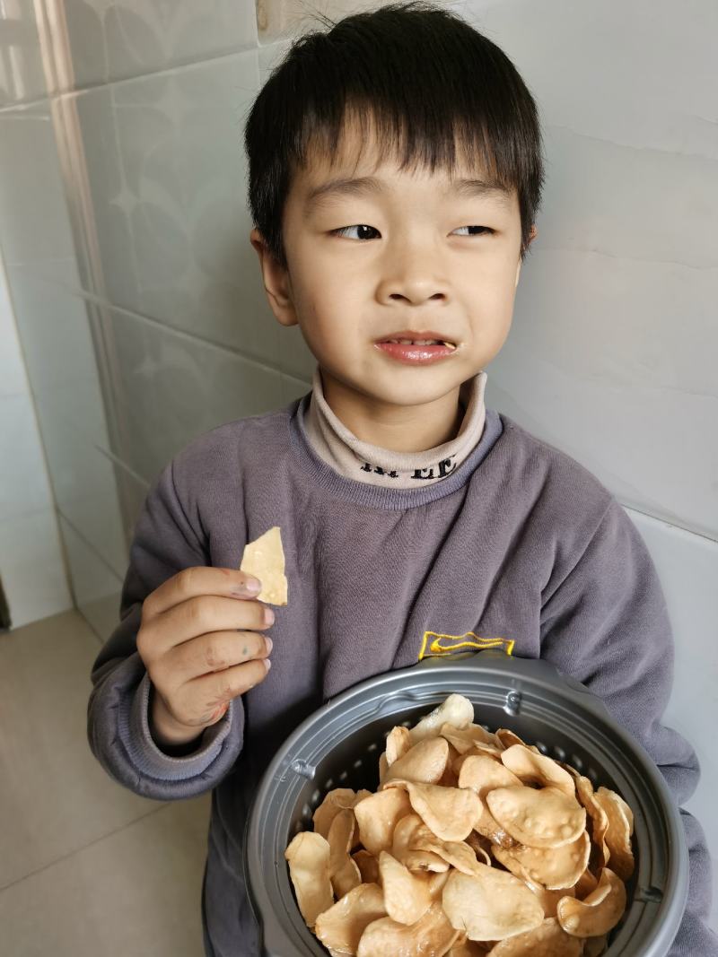 土豆片。薯片。油炸了吃。