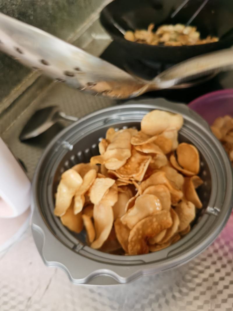 土豆片。薯片。油炸了吃。