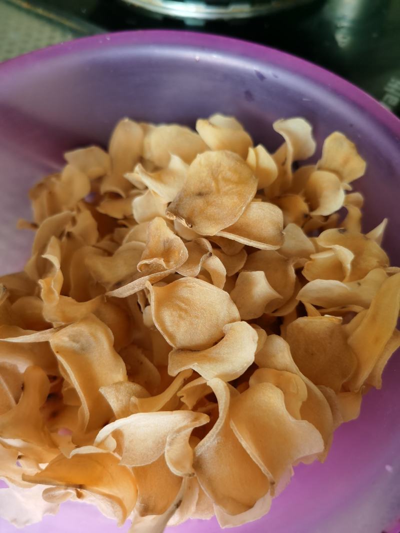 土豆片。薯片。油炸了吃。
