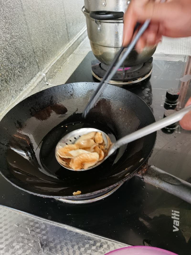 土豆片。薯片。油炸了吃。