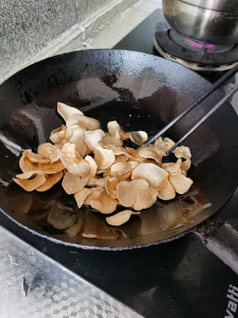 土豆片。薯片。油炸了吃。
