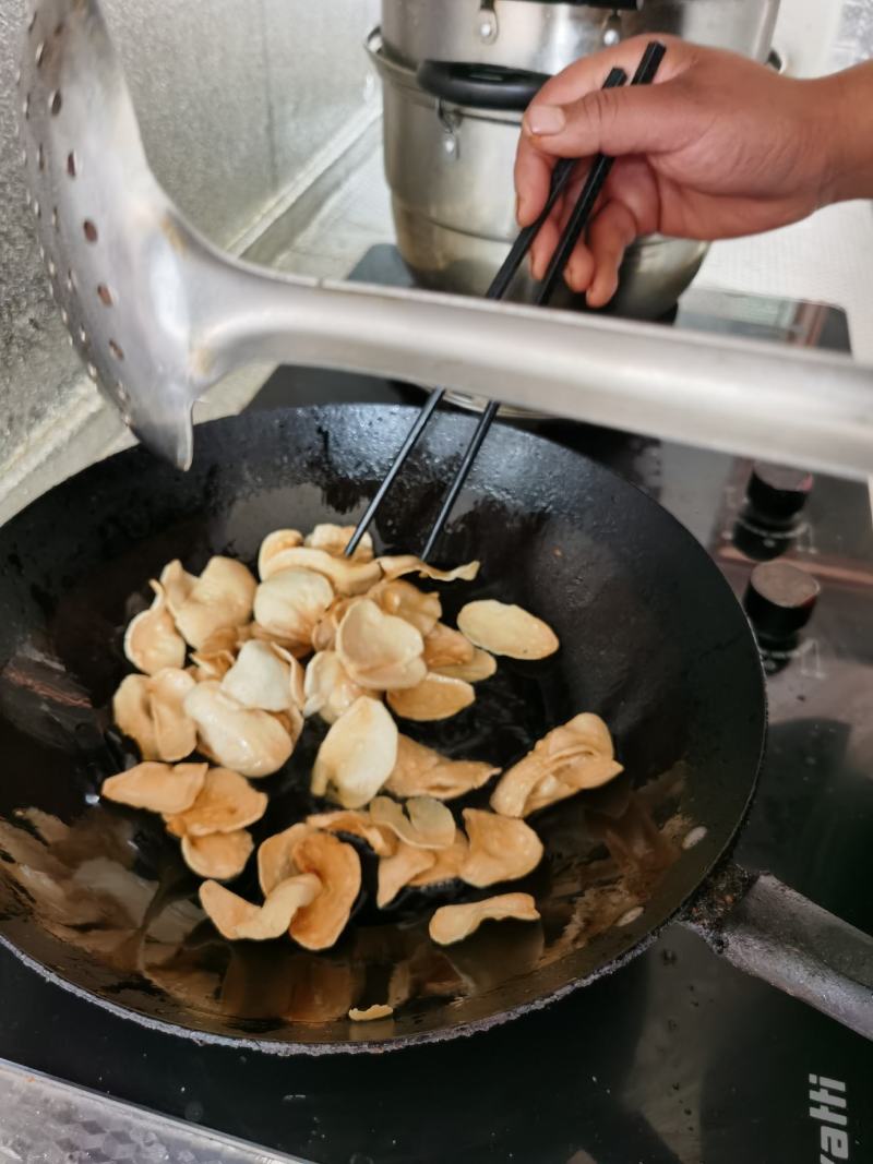 土豆片。薯片。油炸了吃。