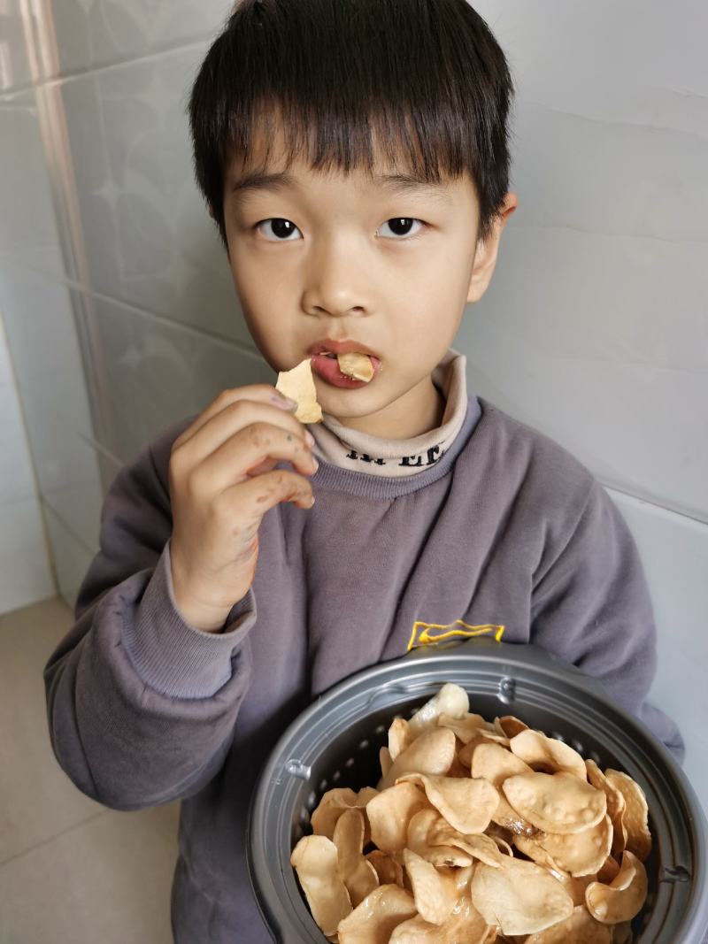 土豆片。薯片。油炸了吃。
