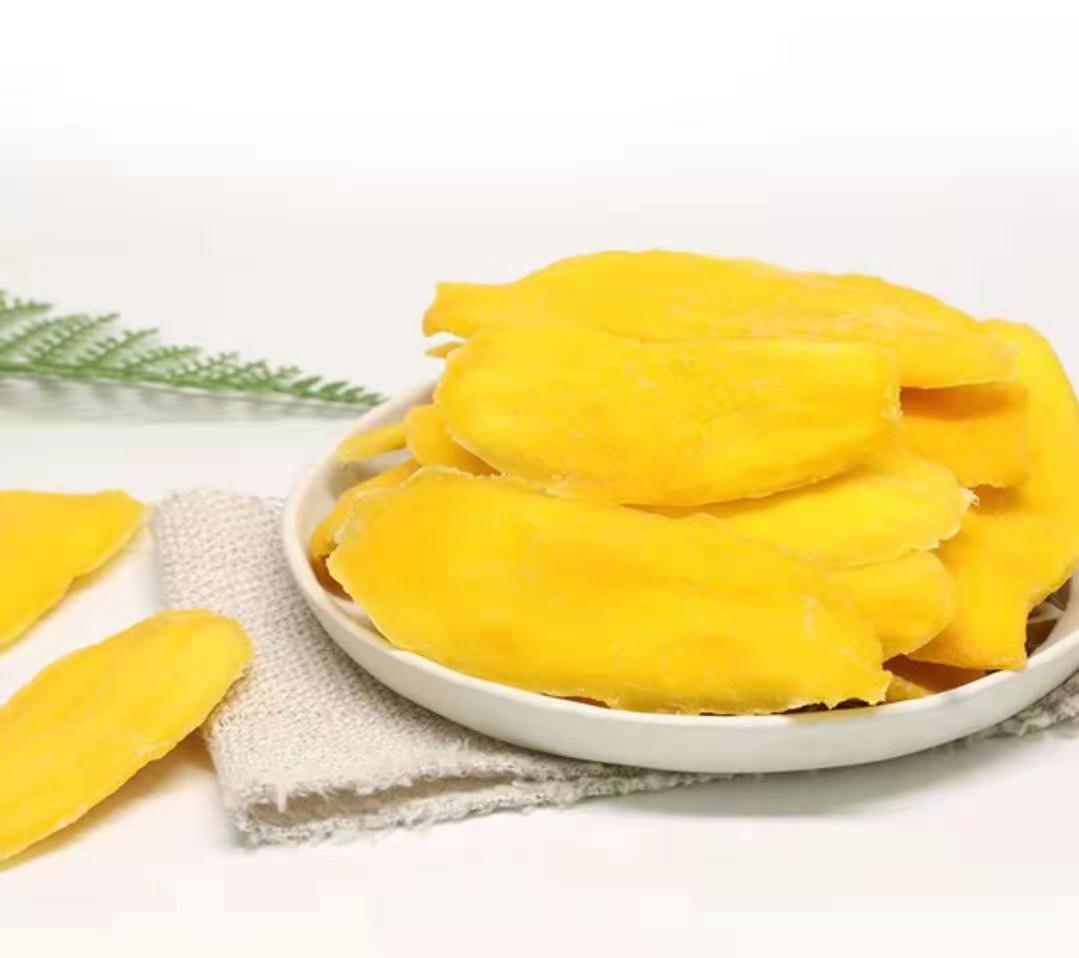 芒果片在烤盘上烘烤的画面
