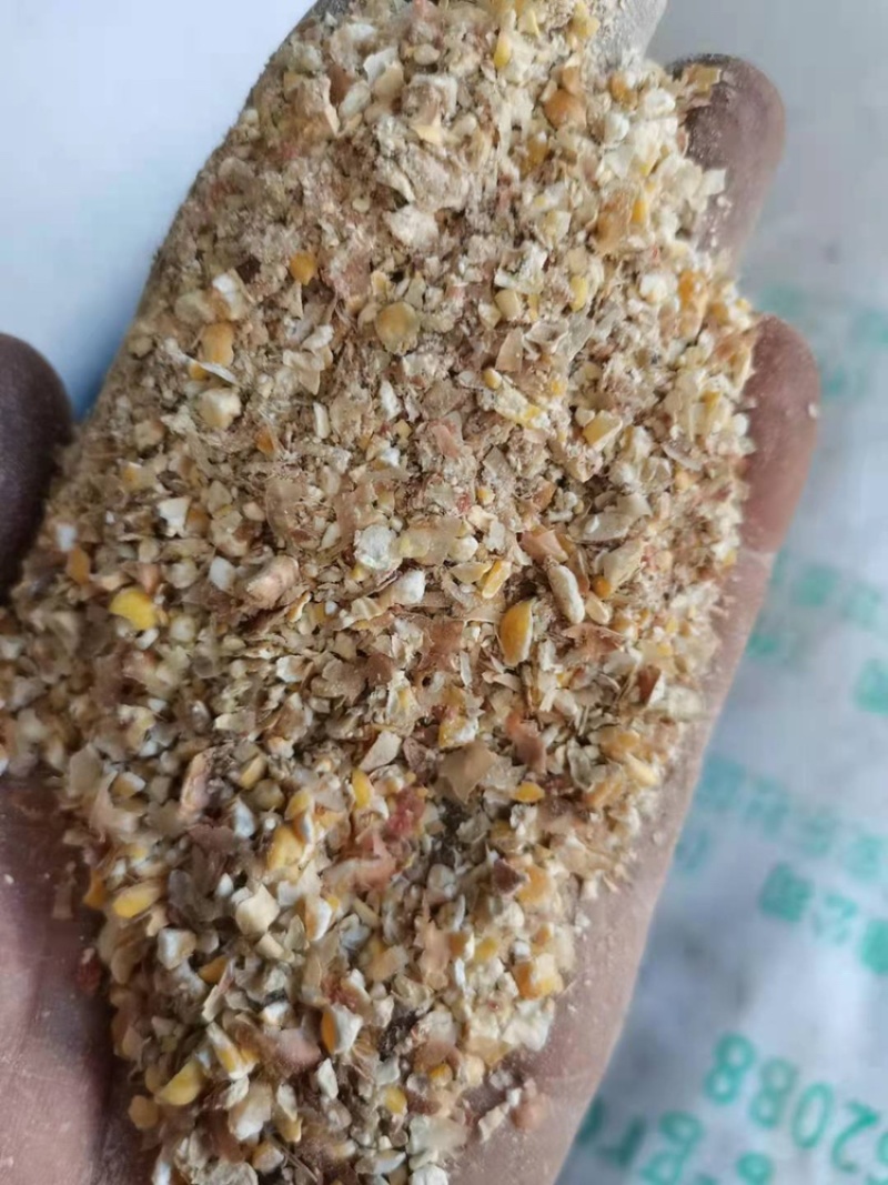 厂家直供大片玉米片喷浆皮鸡鸭鹅牛羊好饲料保证质量