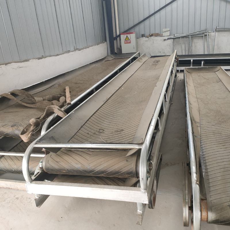 2台3方电动撒料车，1台5方撒料车，1个输送带雷沃打捆机