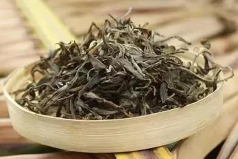 有少量古树茶树龄800年以上，直径14厘米，大量春茶上市