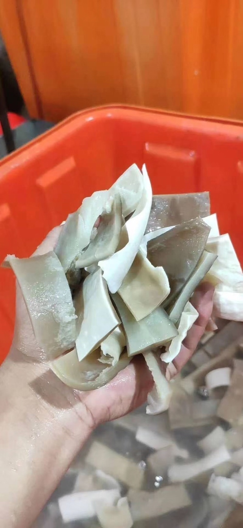 鲨鱼皮，去沙去肉，皮厚，口感糯滑