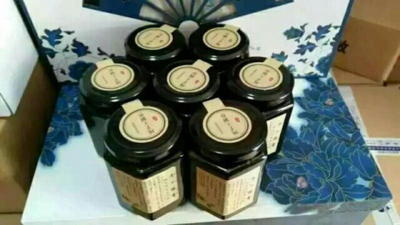 梨膏，采用砀山酥梨榨汁纯手工熬制，干柴土灶文火熬制，
