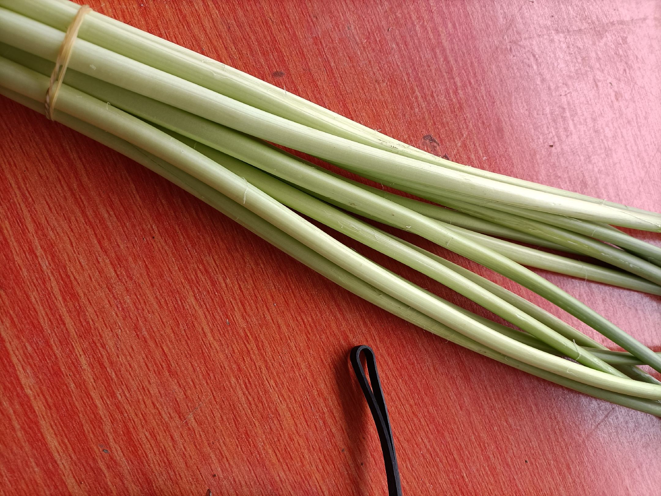 蒜苔与白萝卜在案板上摆放整齐