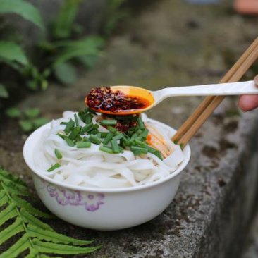 贵州石阡特产小吃绿豆粉美味佳肴回味无穷