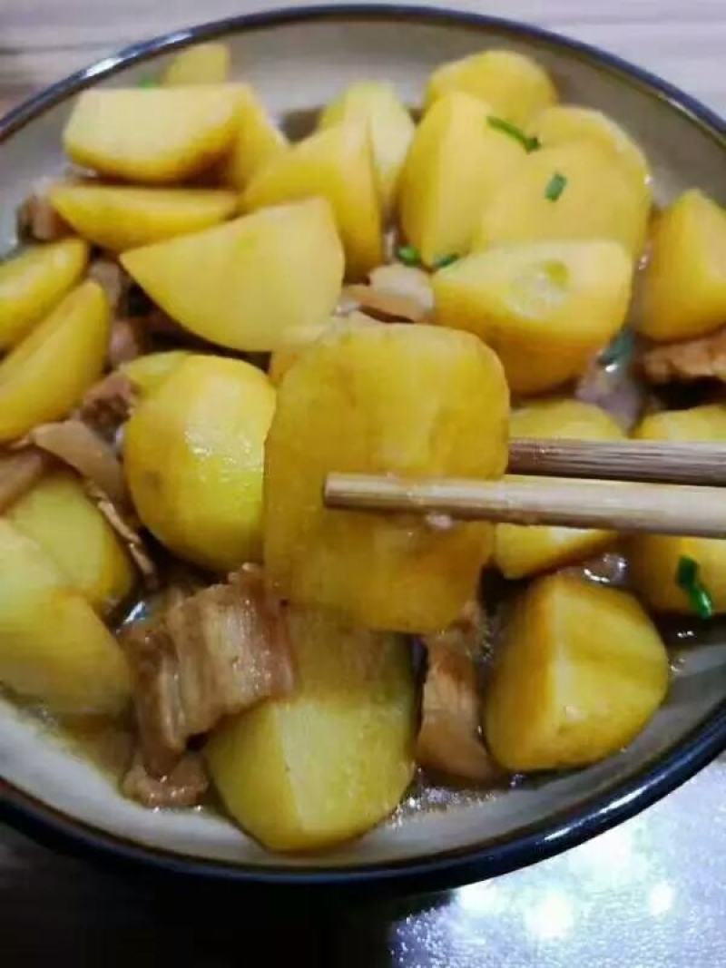云南红皮黄心小土豆，新土豆，中大一斤3-4个左右个个完美