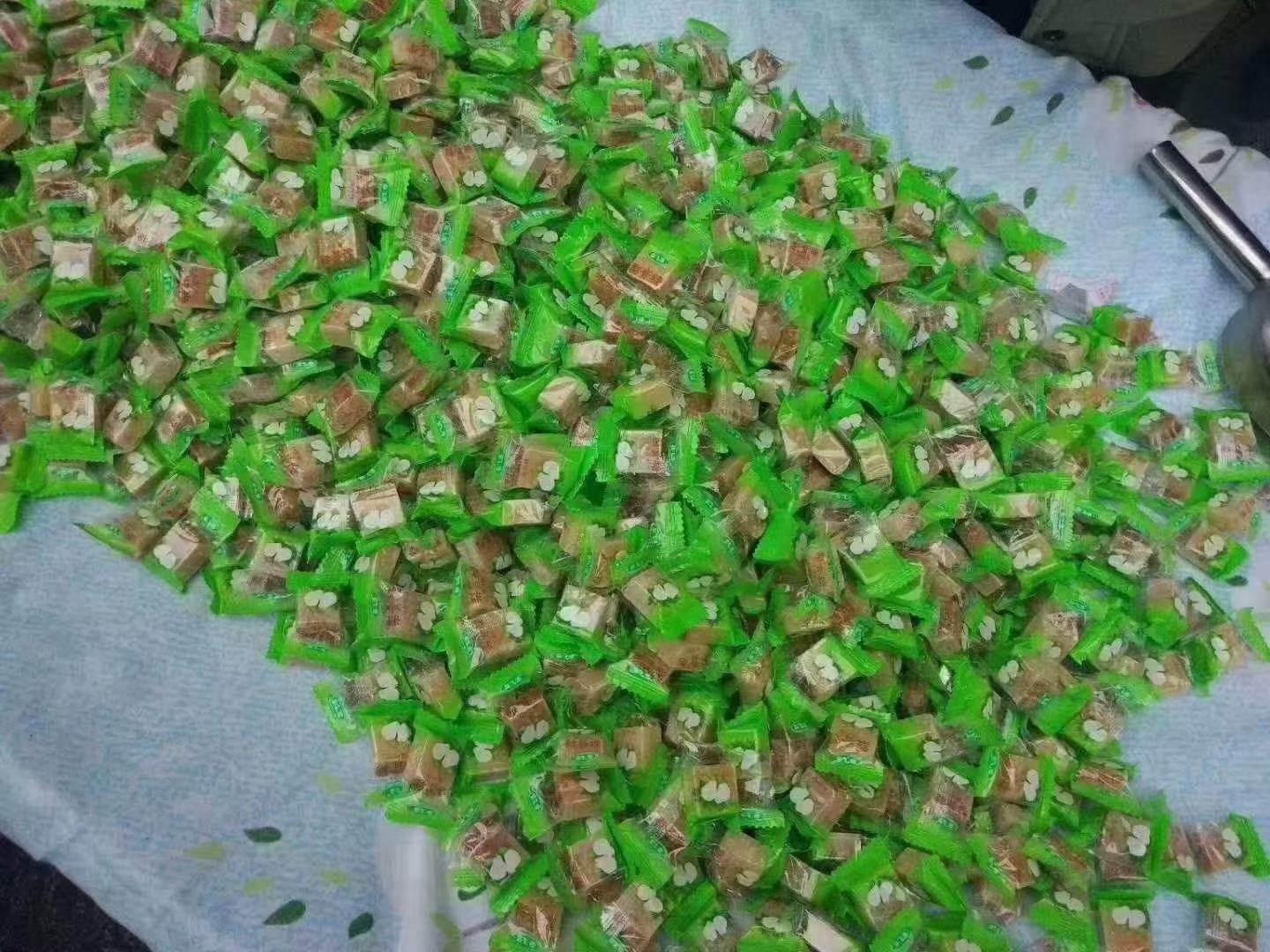 白梨叶加工产品展示,包括白梨叶茶包、提取物胶囊和功能性饮料样品 白梨叶加工产品展示