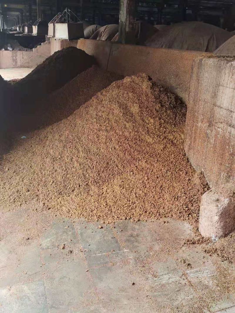大量出售五粮液白酒糟，每天全国现货发车。量大从优。
