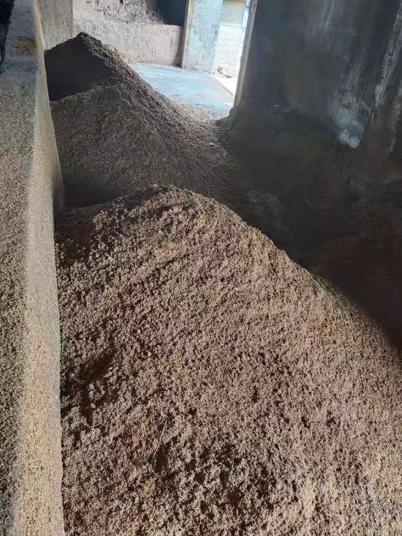 大量出售五粮液白酒糟，每天全国现货发车。量大从优。