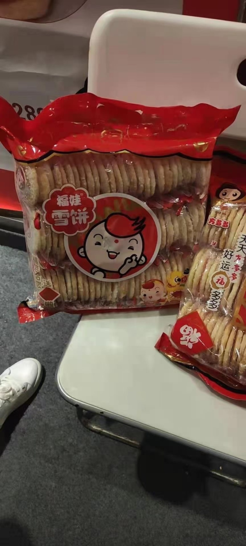厂家直销旺旺雪饼批发零食面包地摊10元模式