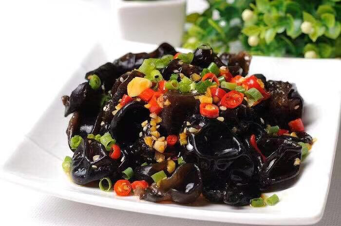 黑木耳与白木耳烹饪场景图