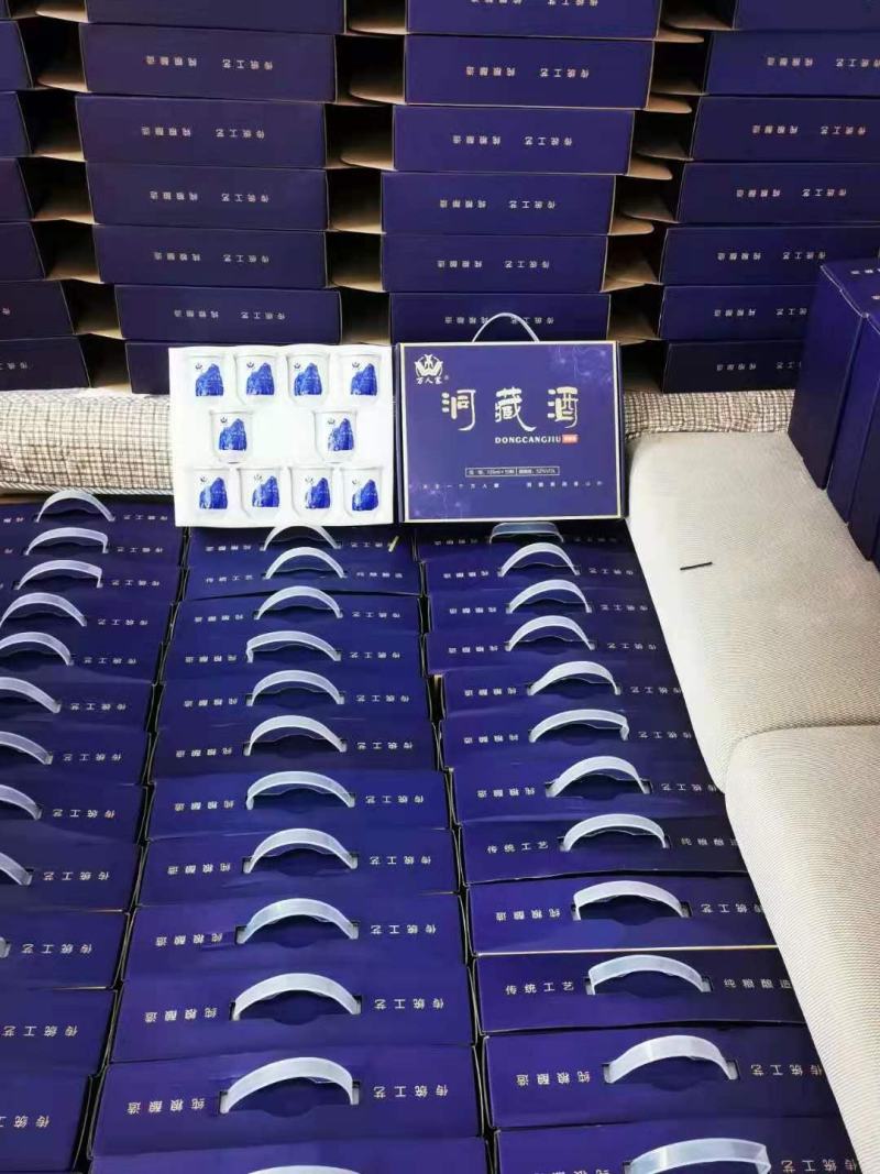 白酒，土家族自酿白酒，传统古法工艺，洞藏储存，好喝不上头
